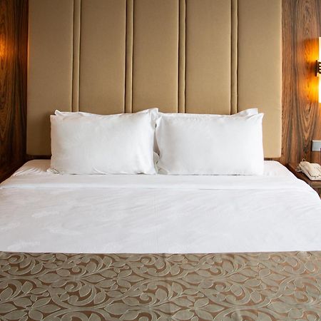 제니스 푸트라자야 호텔 외부 사진 A bed with two pillows