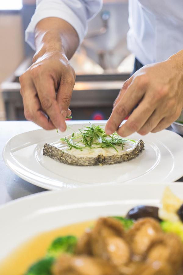 제니스 푸트라자야 호텔 외부 사진 Chef preparing a dish