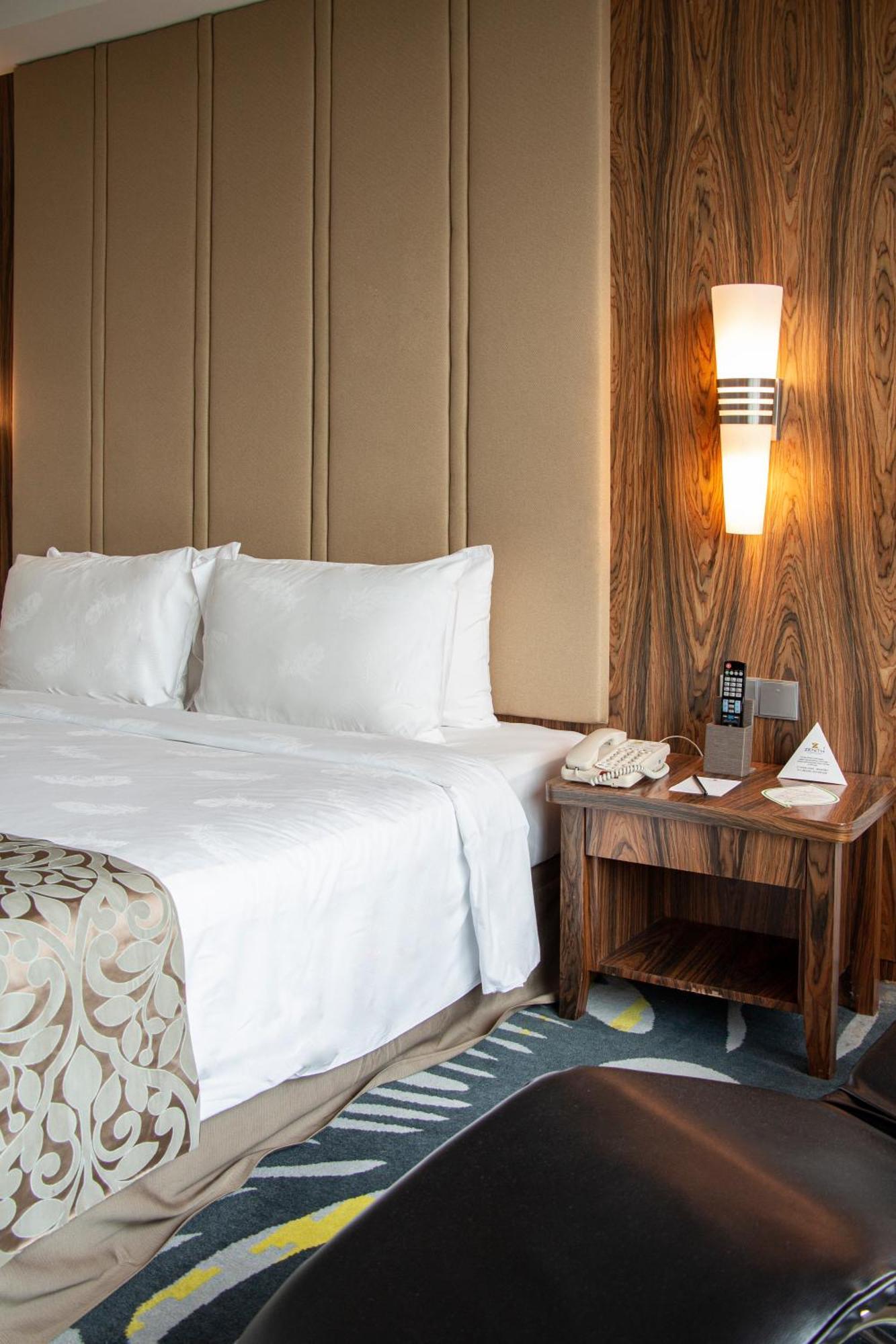 제니스 푸트라자야 호텔 외부 사진 A hotel room with a telephone