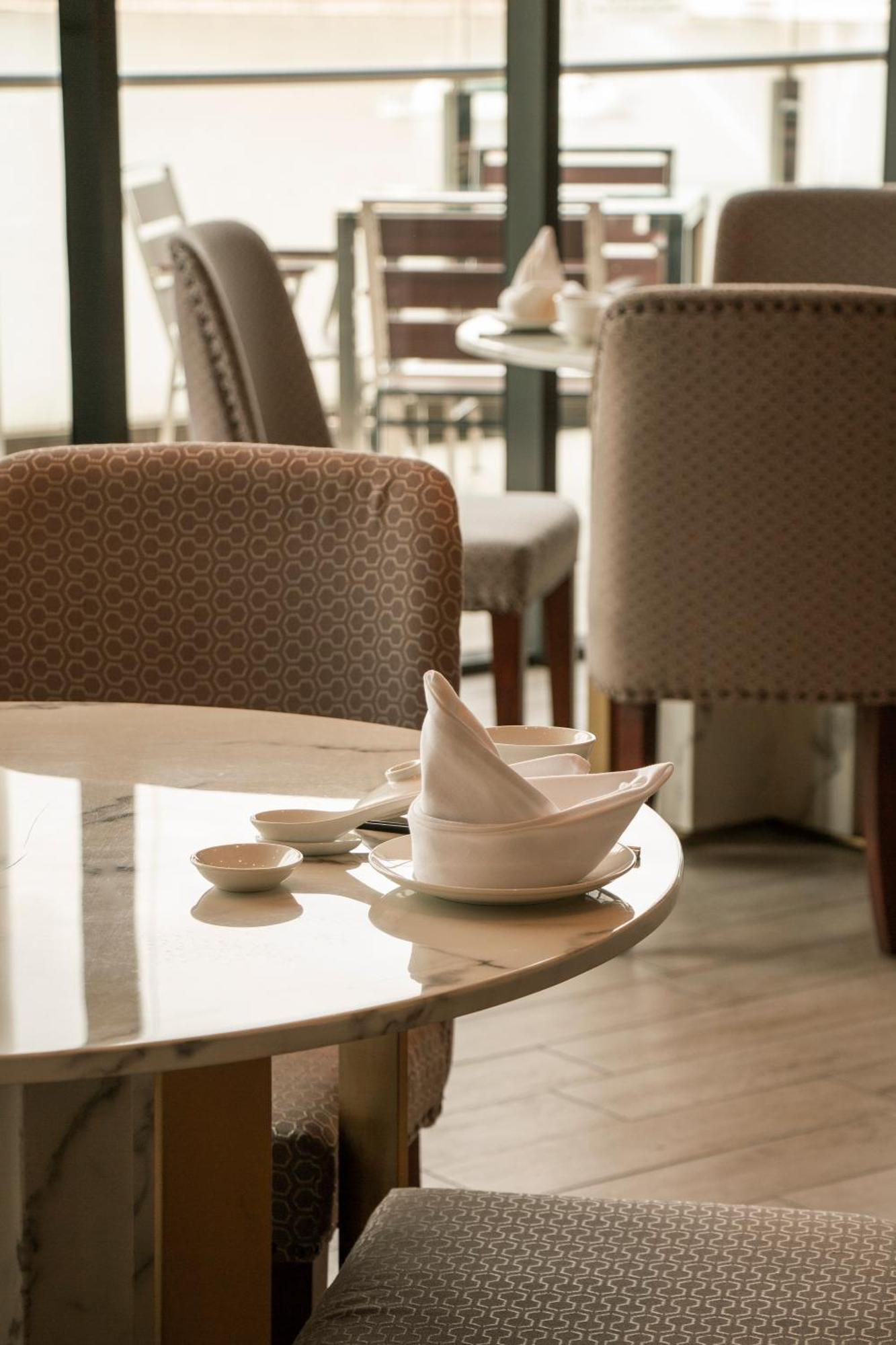 제니스 푸트라자야 호텔 외부 사진 A folded napkin on a table