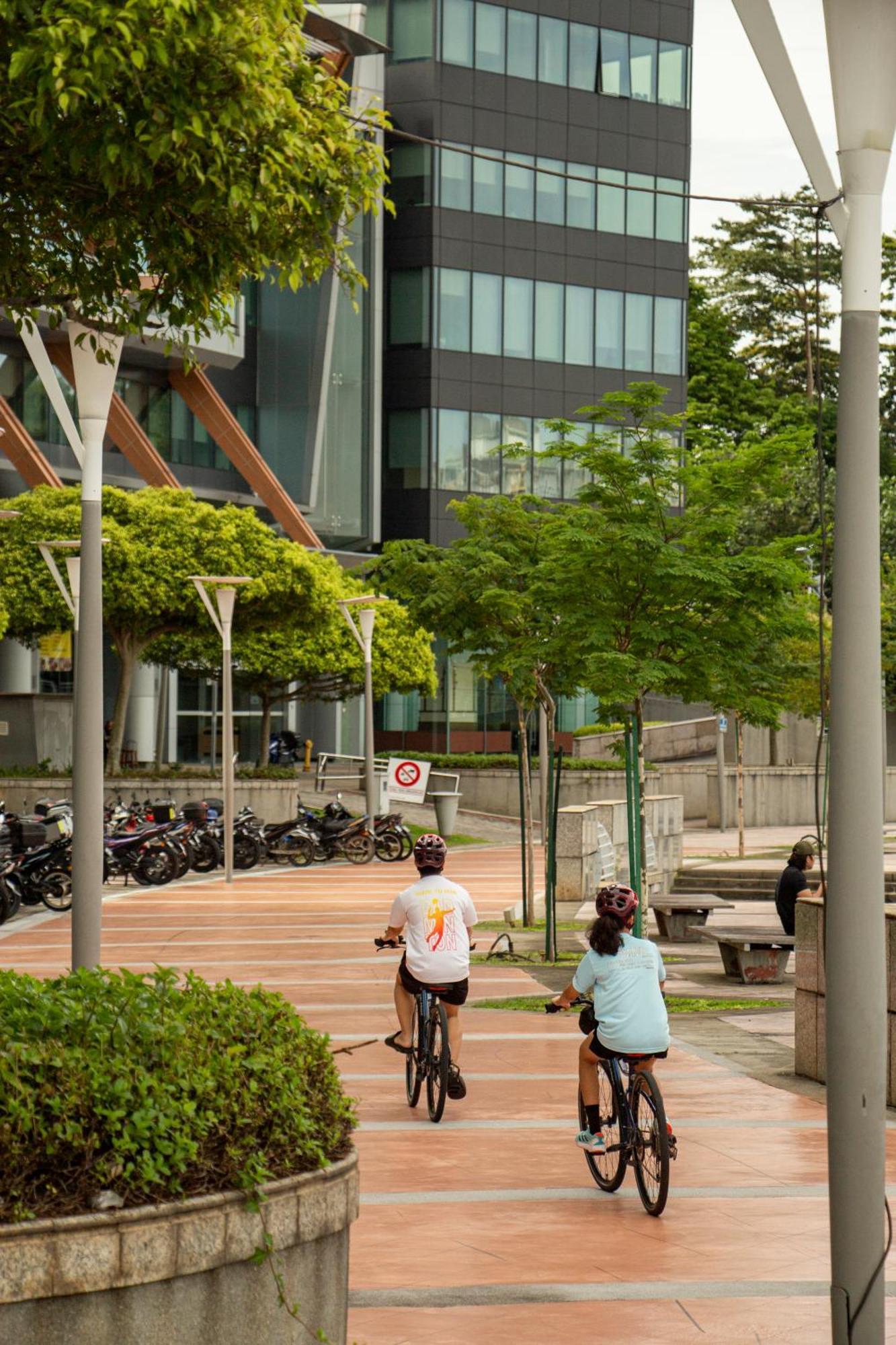 제니스 푸트라자야 호텔 외부 사진 The bicycle path at the station